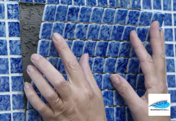 Este otoño, rejunta el Gresite de tu piscina y consigue un 30 % de descuento.